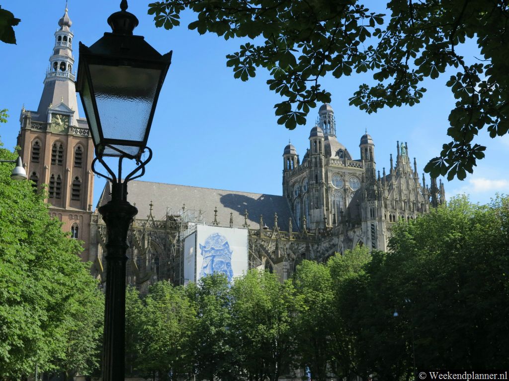 De Sint Jan kathedraal is één van de populairste bezienswaardigheden van Den Bosch. De Sint Janskathedraal is gratis te bezoeken. Als je naar boven wilt moet je wel een kaartje kopen.